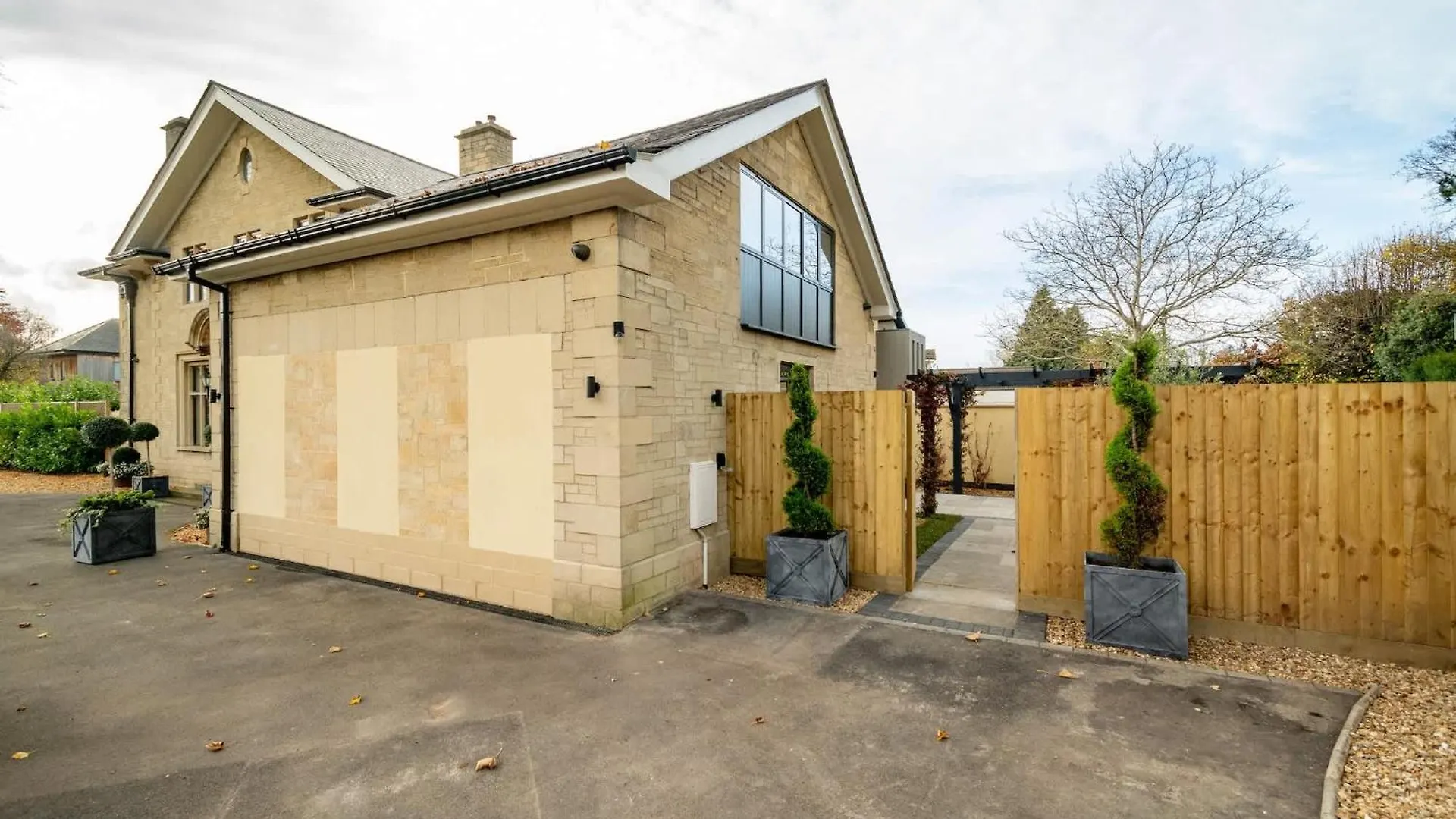 The Lodge Private Parking & Garden GLOUCESTERSHIRE 0*,  United Kingdom