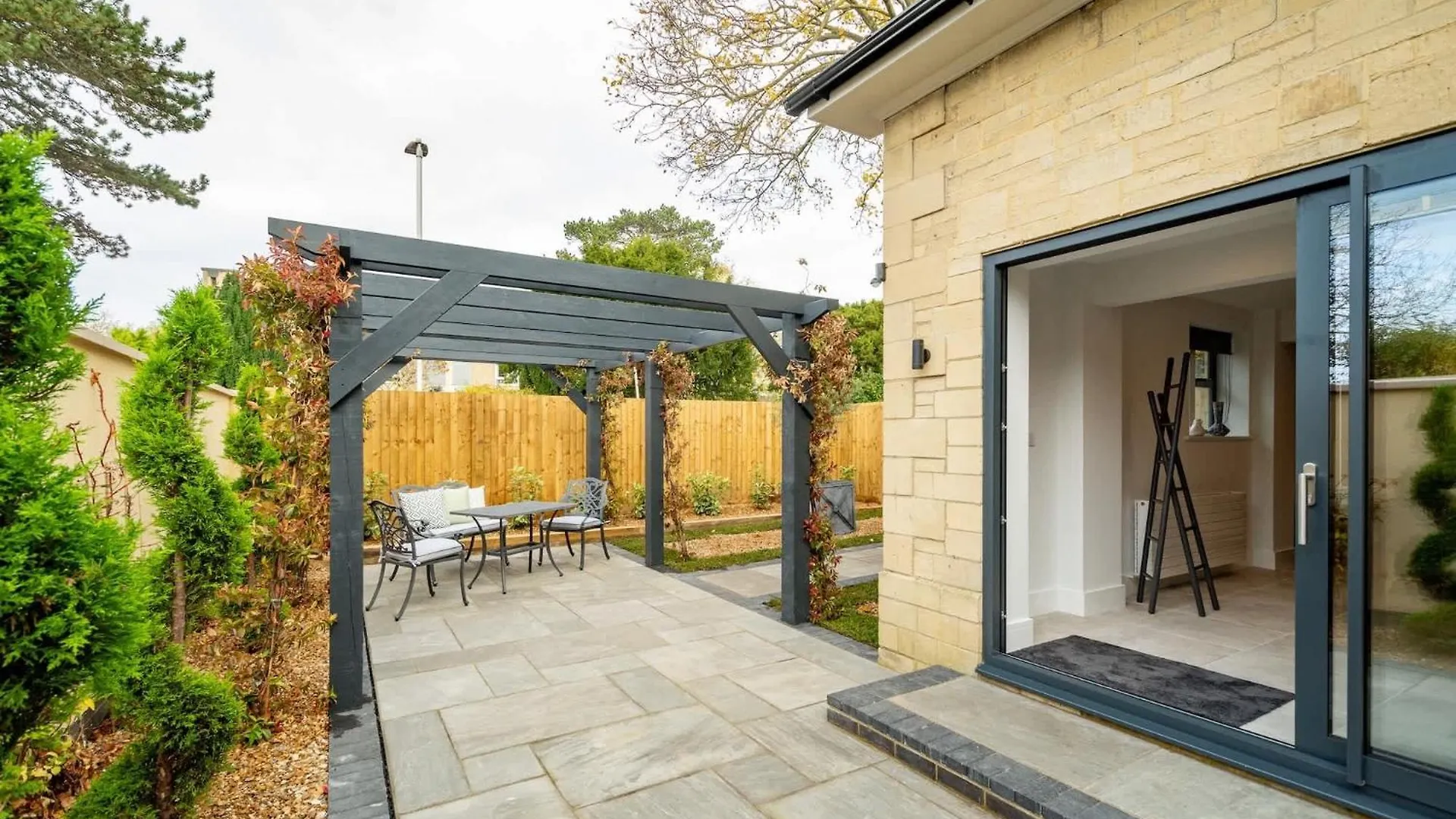 The Lodge Private Parking & Garden GLOUCESTERSHIRE