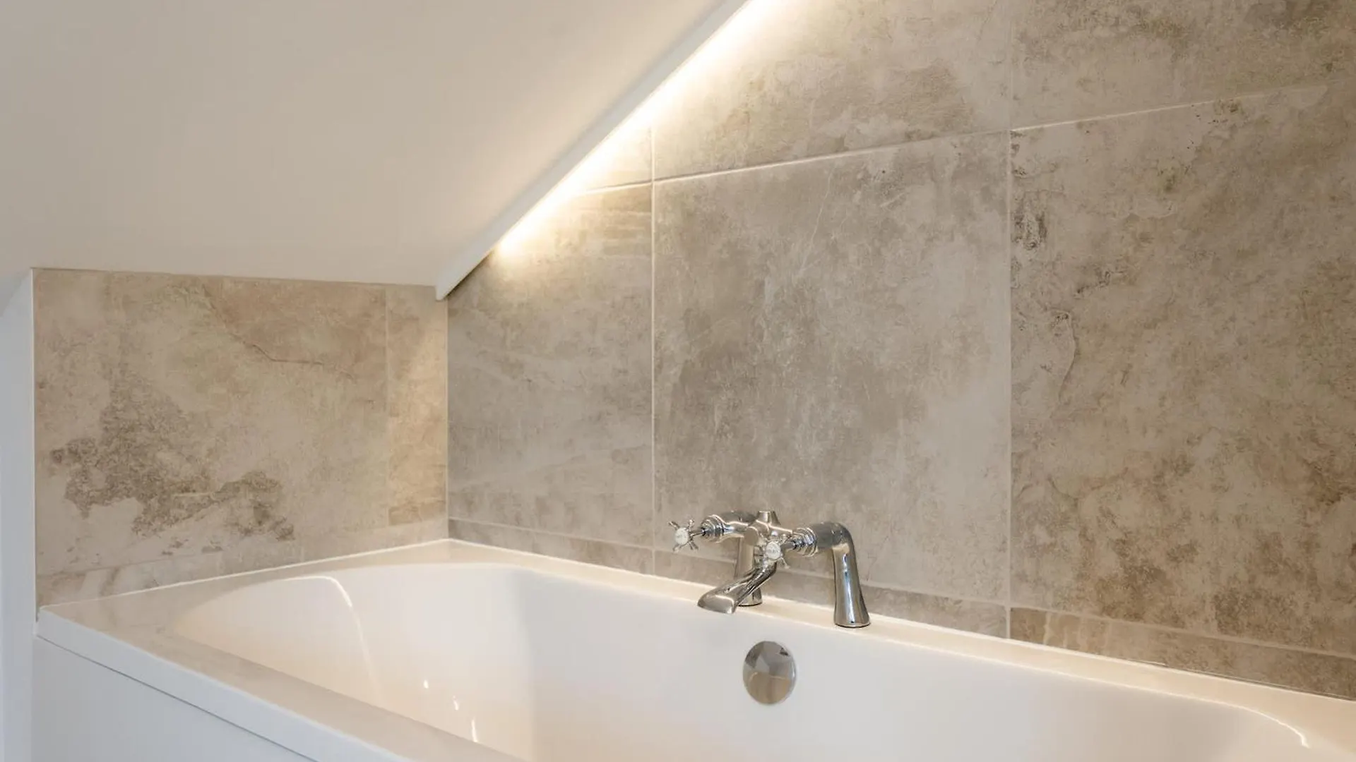 The Lodge Private Parking & Garden GLOUCESTERSHIRE Holiday home